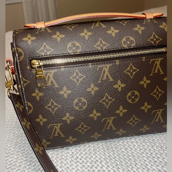 Louis Vuitton Brown and Gold Crossbody Bag
OPEN TO REASONABLE OFFERS 🥳🤩 - Picture 12 of 16